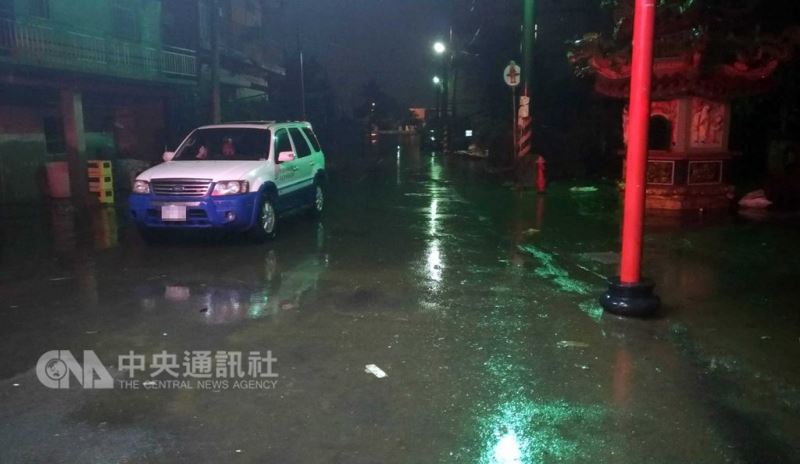 淹水嚴重的嘉義縣東石鄉掌潭村29日凌晨積水消退,行政院長賴清德27日允諾3天內消退積水,完成對村民的承諾。(水利署提供)中央社記者黃國芳傳真 107年8月29日