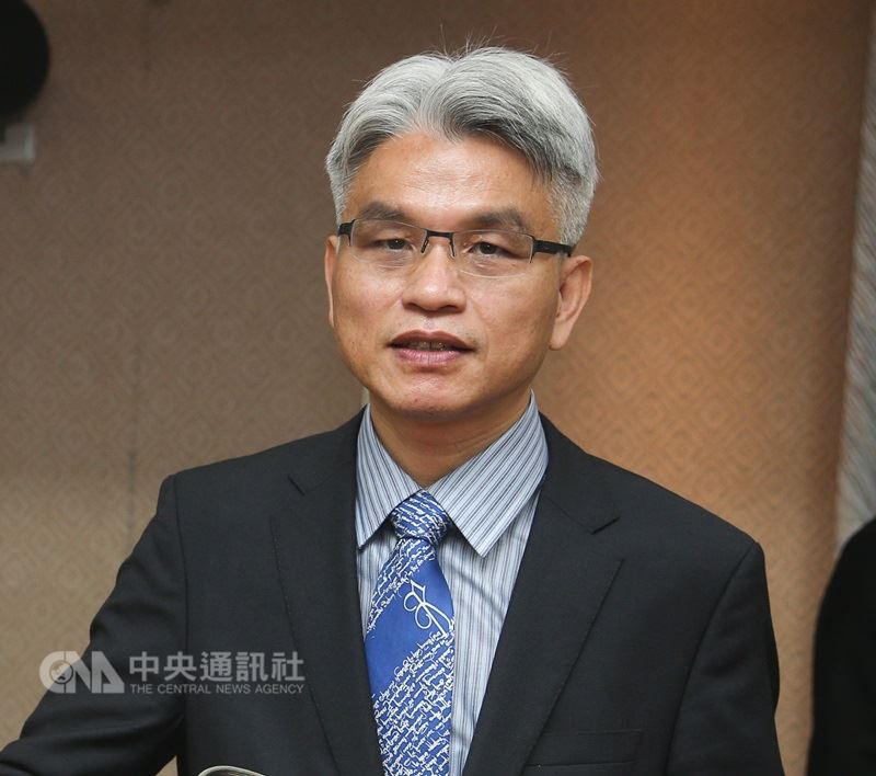 中選會目前已收到國民黨、幸福盟共6個案子的連署書,工作人員初步點收,發現幾乎每一案都有大量抄寫的情況。中選會主委陳英鈐(圖)說,絕不能容忍有偽造行為。(中央社檔案照片)