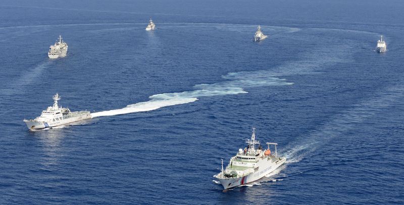日本海上保安廳29日公布明年度預算的概算要求總額創新高。圖為釣魚台列嶼東南海域日本海上保安廳與中國海警局的船隻。(檔案照片/共同社提供)