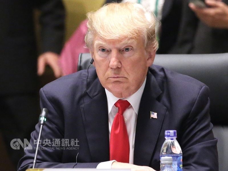 美國總統川普警告谷歌(Google)、臉書和推特要謹慎行事,他認為美國的社群媒體巨擘,對保守言論進行審查,雖無憑據,追隨者卻普遍相信他的說法。(中央社檔案照片)