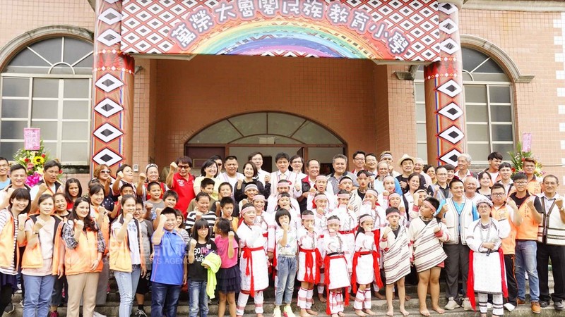 花蓮縣第一所原住民族教育小學–萬榮太魯閣民族教育小學30日揭牌,教育部國教署、原住民族委員會官員、地方代表、各級原住民族重點學校校長等人共同見證與分享喜悅。(花蓮縣政府提供)中央社記者李先鳳傳真 107年8月30日