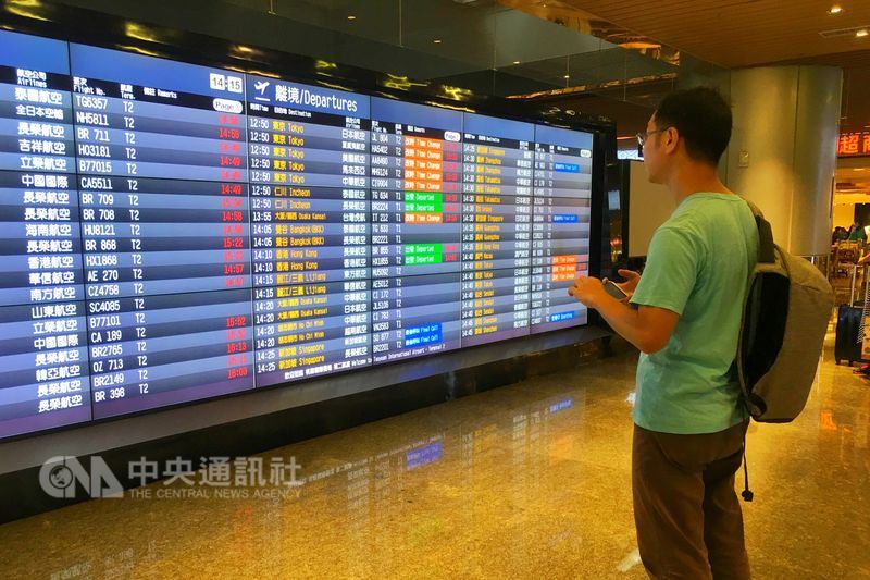 機師工會30日表示,和華航、長榮航空公司的勞資達成初步「核心訴求共識」。圖為民眾查看桃園機場航班資訊看板。(中央社檔案照片)