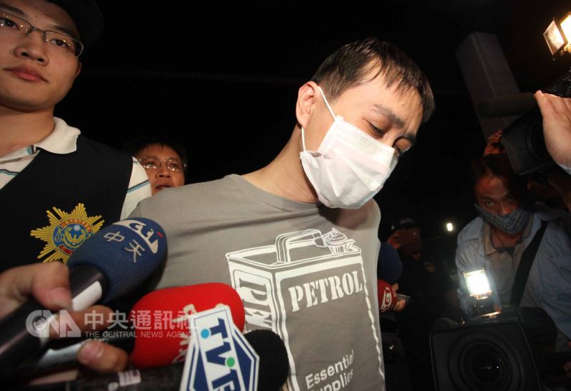 法務部次長陳明堂31日在記者會中表示,死囚李宏基(中)殘忍殺害前妻及親生子女,屬情節最重大之罪,且無教化可能性,已於下午3時37分執行槍決,4時1分確認死亡。(檔案照片)中央社 107年8月31日