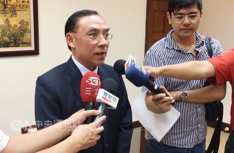 法務部長蔡清祥(左)31日受訪表示,法務部執行死刑審議小組30日提出李宏基案供他批駁;經詳細檢視,認為沒有聲請非常上訴、再審的理由,也沒有停止執行、聲請釋憲等情形,因此批准執行。中央社記者蕭博文攝 107年8月31日