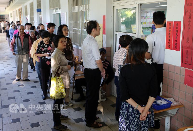 九合一選舉11月24日投票,中選會說,公投案連署最好在8月底之前送連署書才來得及綁大選。圖為2014年九合一選舉,民眾排隊等投票。(中央社檔案照片)
