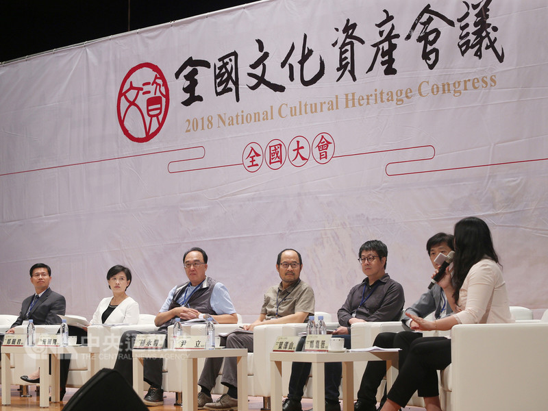 「全國文化資產會議」全國大會1日在台北舉行,文化部長鄭麗君(左2)、文化部文化資產局長施國隆(左3)、台北市文化局長鍾永豐(左4)、高雄市文化局長尹立(左5)等人,進行文化資產跨域治理座談。中央社記者徐肇昌攝 107年9月1日