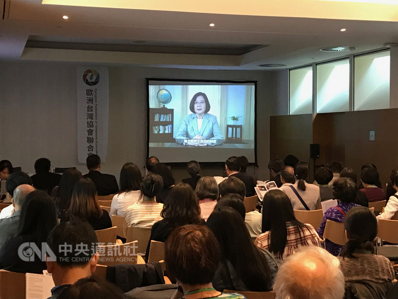 總統蔡英文1日在「歐洲台灣協會」年會發表錄影談話,表示台灣是「堅韌之島」,正在寫歷史新頁。中央社記者唐佩君布魯塞爾攝 107年9月1日