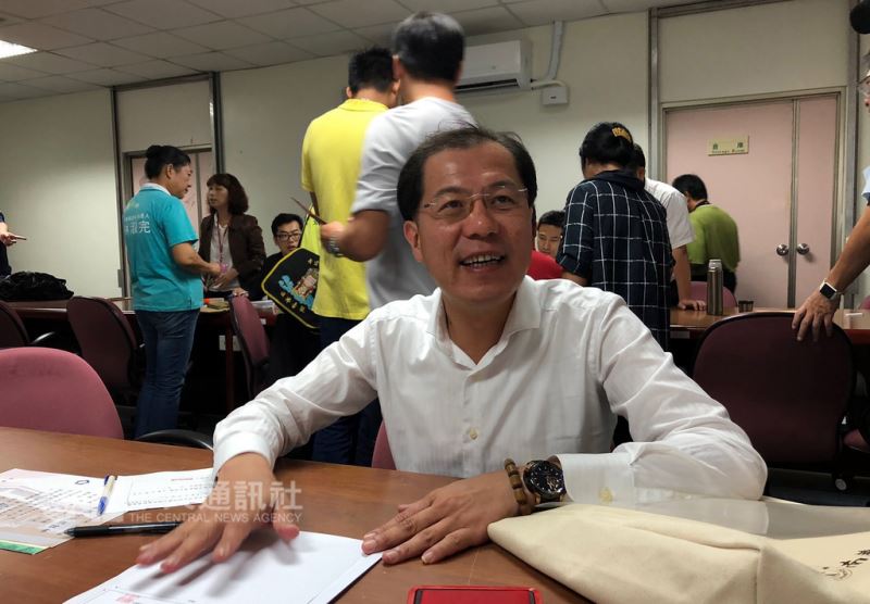 嘉義縣副縣長吳芳銘(前)宣布退出民進黨,28日前往嘉義縣選委會登記參選嘉義縣長。(中央社檔案照片)