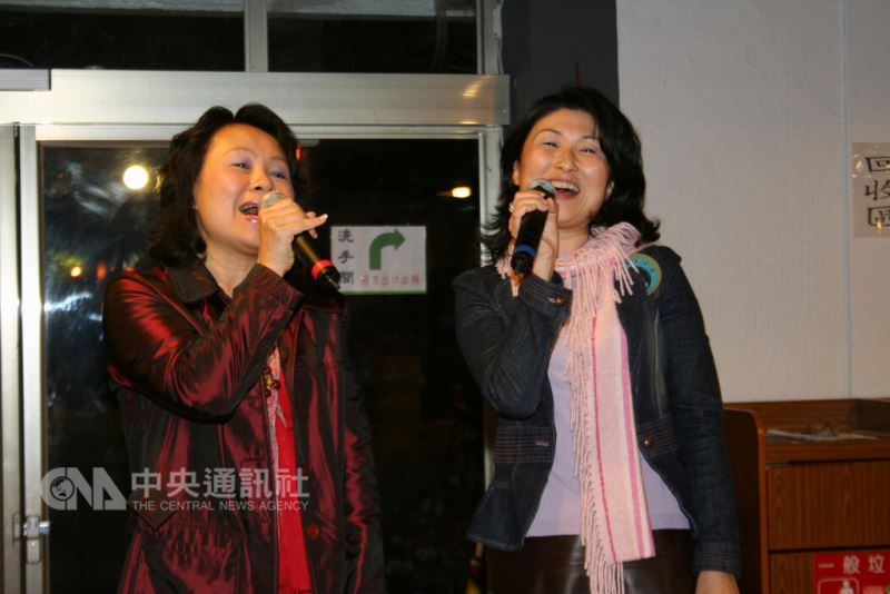 前台東縣長鄺麗貞(左)31日委託他人完成登記參選台東縣長,恐衝擊國民黨提名參選人饒慶鈴(右)選情,引起台東政壇震撼。(中央社檔案照片)