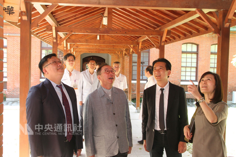 成功大學3日與廣達電腦公司簽署高齡智慧醫療合作備忘錄,選在前身為陸軍804醫院的台灣文學系館舉行簽約儀式,成大校長蘇慧貞(右)在簽約前帶著廣達董座林百里(前左2)參訪,介紹建築特色及目前使用狀況。中央社記者楊思瑞攝 107年9月3日