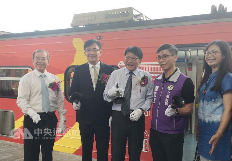 台鐵局辦理「高鐵左營站轉乘台鐵至屏東地區服務優化工程」,以EMU500型電聯車進行列車車廂內服務設施優化更新,3日由交通部長吳宏謀(左2)及台鐵局長鹿潔身(左)、屏東縣長潘孟安(中)等人搖鈴啟航。中央社記者郭芷瑄攝 107年9月3日