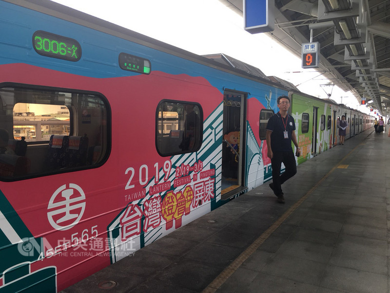 台鐵局辦理「高鐵左營站轉乘台鐵至屏東地區服務優化工程」,以EMU500型電聯車進行車廂內服務設施優化更新,優化列車3日正式啟航,車身外觀並以彩繪為2019台灣燈會在屏東宣傳。中央社記者郭芷瑄攝 107年9月3日