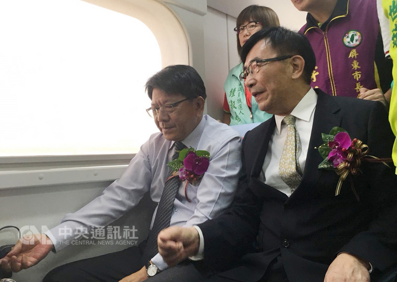 台鐵局辦理「高鐵左營站轉乘台鐵至屏東地區服務優化工程」,優化列車3日正式啟航,交通部長吳宏謀(前右)與屏東縣長潘孟安(前左)親自體驗新車廂座椅舒適度。中央社記者郭芷瑄攝 107年9月3日