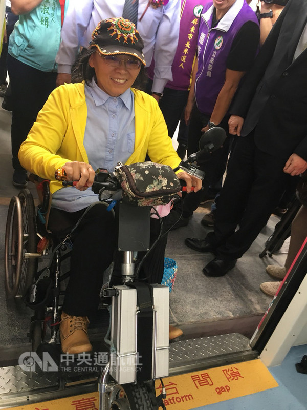 台鐵辦理「高鐵左營站轉乘台鐵至屏東地區服務優化工程」,優化列車3日正式啟航,並邀請身障朋友體驗新列車與月台高度無縫接軌的便捷性。中央社記者郭芷瑄攝 107年9月3日