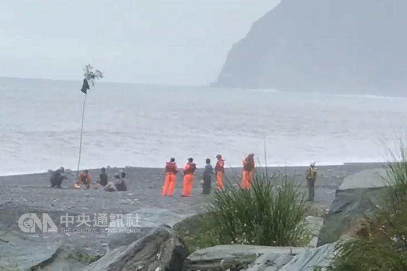 有「神秘沙灘」美譽的宜蘭南澳海灘2日接連發生兩起意外,5人落海,目前已尋獲其中4人遺體。部分家屬3日在相關單位協助下到事發地點進行招魂。(民眾提供)中央社記者沈如峰宜蘭縣傳真 107年9月3日