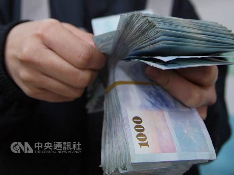財政部表示,納保法新制實施後,估將有149.6萬申報戶受惠,其中以單薪、扶養人數較多的納稅義務人受益最大。(中央社檔案照片)