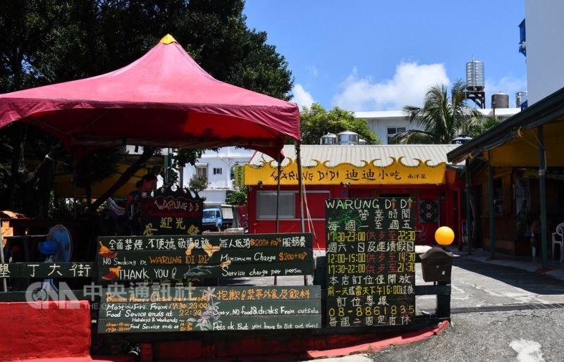 在墾丁大街有24年歷史的南洋異國料理店「迪迪小吃」2日傳出將在月底歇業,並在張貼的告示上留下「後會有期」的伏筆。(民眾提供)中央社記者郭芷瑄傳真 107年9月3日