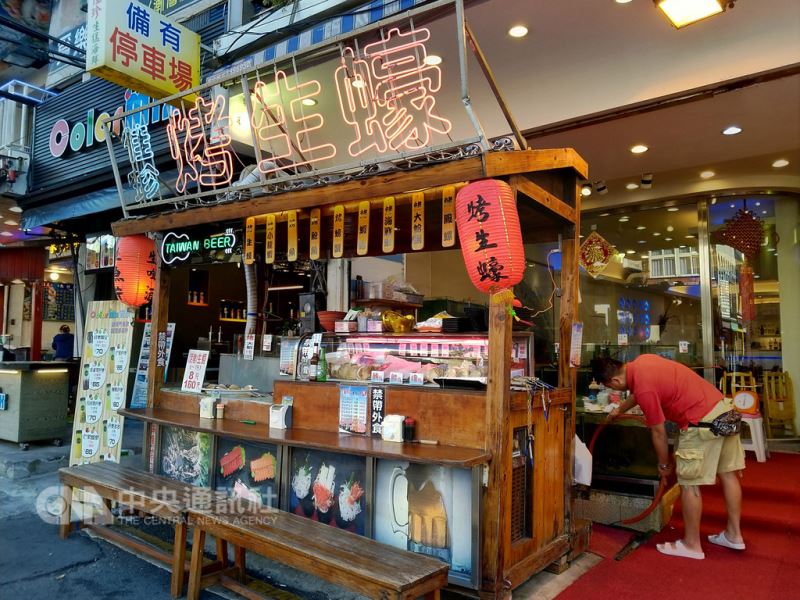 今年暑假墾丁的住宿營業慘淡,墾丁觀光業者表示,因應陸客,墾丁大街充斥活海產店、連鎖牛肉麵店、台灣熱炒店等,認為應重振特色以吸引觀光客。(資料照片)中央社記者郭芷瑄攝 107年9月3日