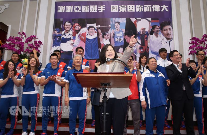 總統蔡英文(前)4日在總統府接見2018年雅加達-巨港亞洲運動會中華代表團,蔡總統一一點名向選手致敬。 中央社記者鄭傑文攝 107年9月4日