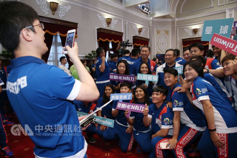 總統蔡英文4日在總統府接見參加2018年雅加達-巨港亞洲運動會代表團,選手難得到總統府,紛紛在大禮堂拍照留念。中央社記者鄭傑文攝 107年9月4日