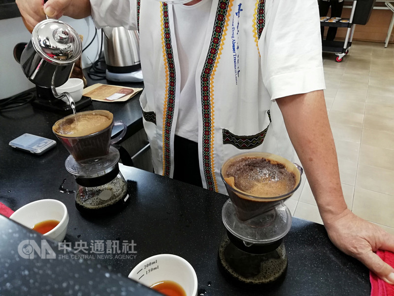 台東戒治所是全台唯一有咖啡廳的監獄,3月才正式對外營業,到監獄喝杯大哥沖泡的咖啡,成旅遊新體驗。中央社記者汪淑芬攝 107年9月5日