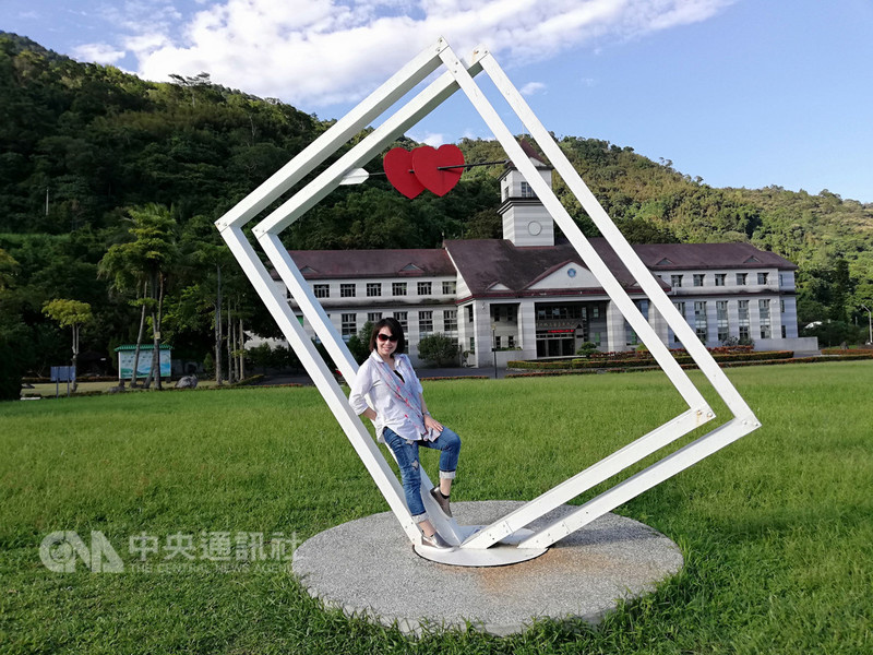台東戒治所有歐風建築,綠草如茵,常被不知情者誤以為是高檔民宿或旅館。戒治所不但開了咖啡廳,還特別在歐風建築前的大片草地上,設置供旅客照相打卡的裝置。中央社記者汪淑芬攝 107年9月5日