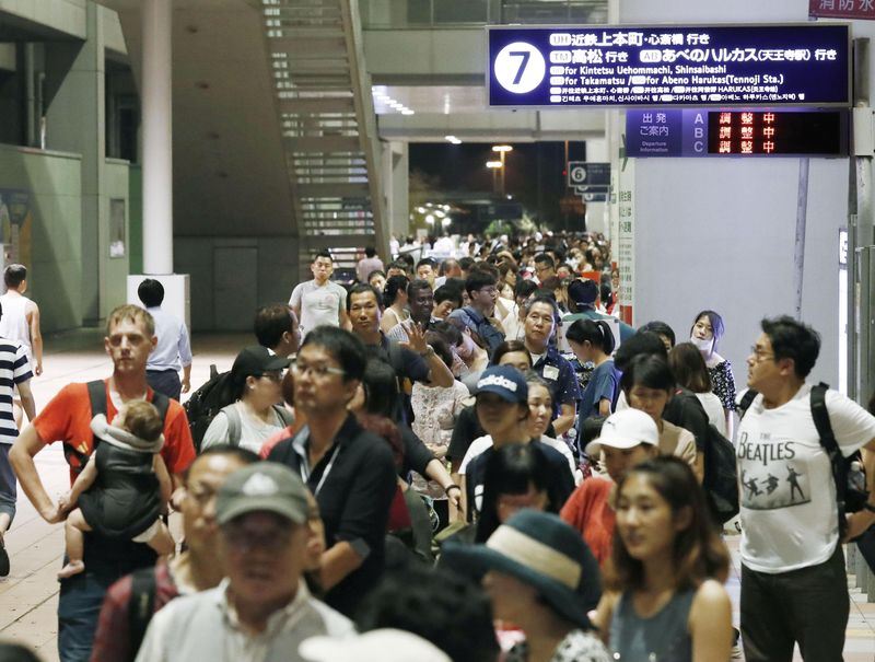 日本大阪關西機場4日受到颱風燕子影響,受災嚴重而停擺,關西機場公司安排高速船將受困旅客送到神戶機場。(共同社提供)