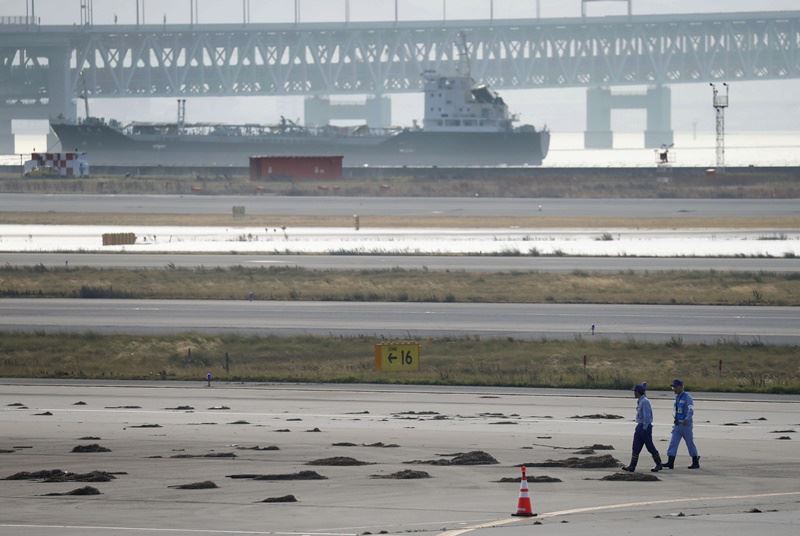 日本大阪關西機場因颱風侵襲嚴重淹水,6日跑道仍可見未清除完畢的土石。(共同社提供)