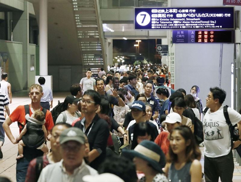 日本大阪關西機場受到颱風燕子影響,受災嚴重而停擺,關西機場公司安排高速船將受困旅客送到神戶機場。(檔案照片/共同社提供)
