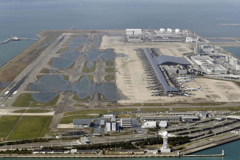 關西機場因颱風侵襲嚴重淹水,5日上午跑道仍有積水情形。(檔案照片/共同社提供)