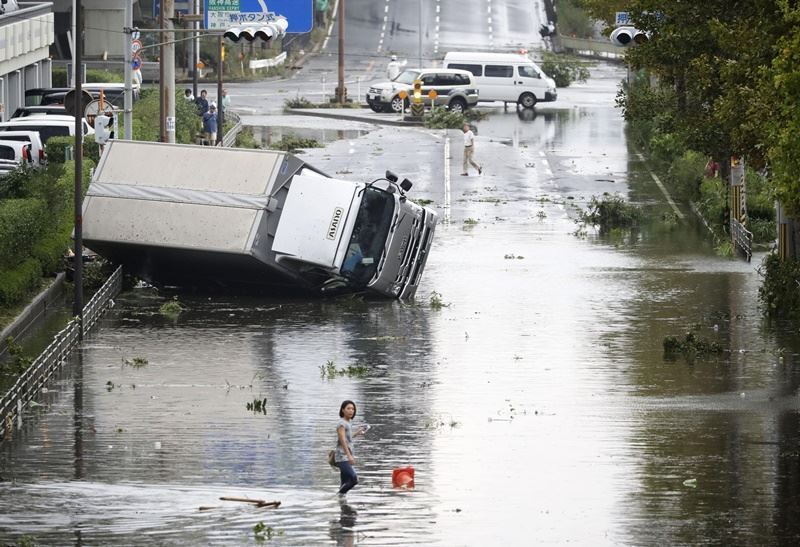 日本的威力最強颱風「燕子」4日切過日本西部,颱風帶來大雨,大阪市災情慘重。(檔案照片/共同社提供)