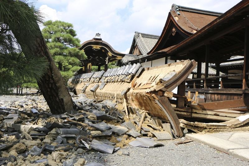 強颱燕子侵襲日本,奪走11人性命,造成數百人受傷。圖為京都西本願寺木造建築受損。(檔案照片/共同社提供)
