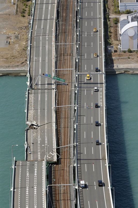 關西機場受颱風影響,除跑道嚴重積水外,聯外橋梁也被油輪撞斷。(檔案照片/共同社提供)