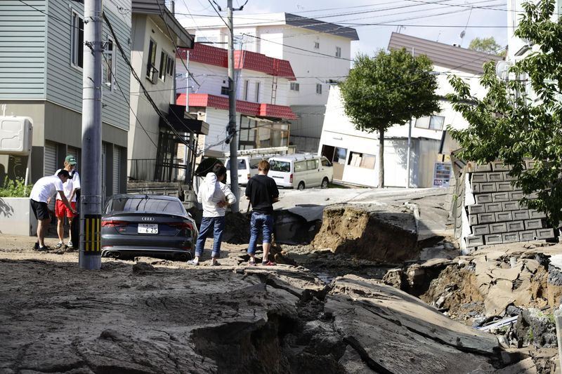 札幌市清田區附近疑似出現土壤液化情況,相關單位已進行除泥作業。(共同社提供)