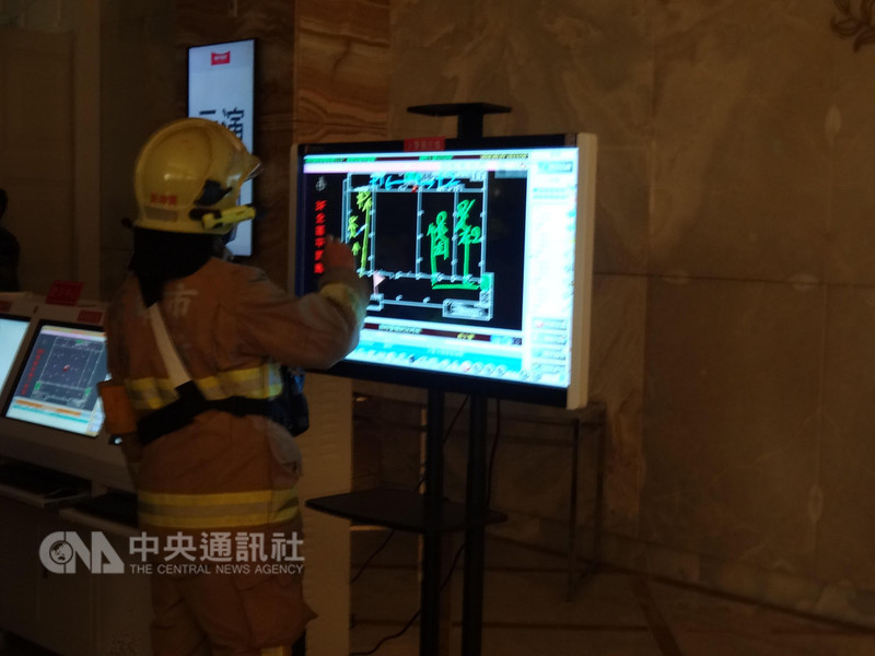 內政部消防署與高雄市消防局7日舉辦消防救災演練,展示防災新科技,確保救災安全和效率。圖為餐廳火警圖控盤,可了解餐廳內火災位置、危險物品存放區。中央社記者陳朝福攝 107年9月7日