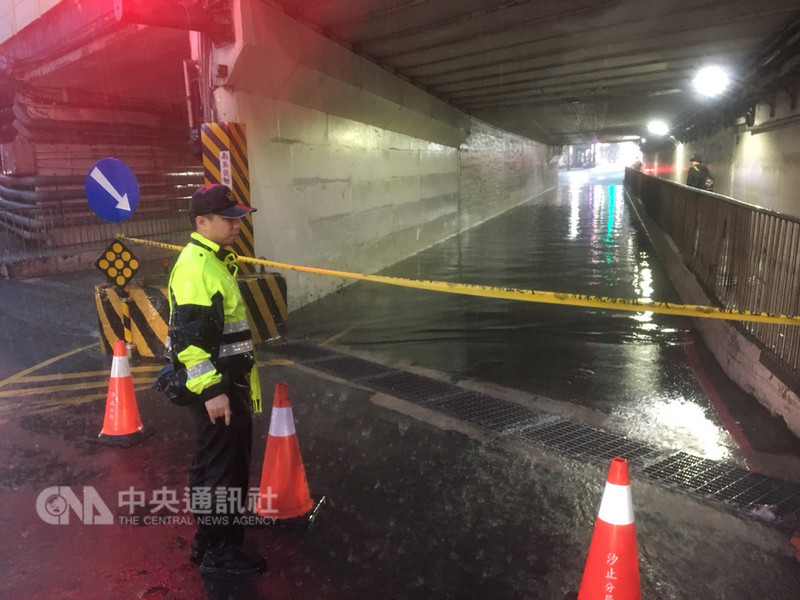 新北市8日午後強降雨造成汐止部分地區積水,中興路上的涵洞積水嚴重,警方派員到場拉起封鎖線並在旁警戒,以防車輛誤入。(民眾提供)中央社記者王朝鈺傳真 107年9月8日