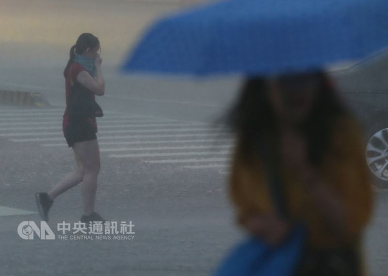 中央氣象局8日下午將北北基和高屏的大雨特報提升為豪雨特報,提醒民眾外出留意。台北市區午後降下大雷雨,有民眾未備雨具,雨中前行。中央社記者張新偉攝 107年9月8日