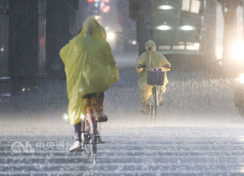 台北市區8日下午雲層密布,隨後伴著雷聲降下劇烈雨勢,騎乘單車的民眾用雨衣將自己包緊,幾乎僅露出眼睛部位,在雨中小心前進。中央社記者謝佳璋攝 107年9月8日