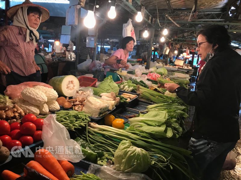 豪雨致災使得菜價攀升,大台北批發菜價9日來到每公斤42.3元,創今年菜價新高。(中央社檔案照片)