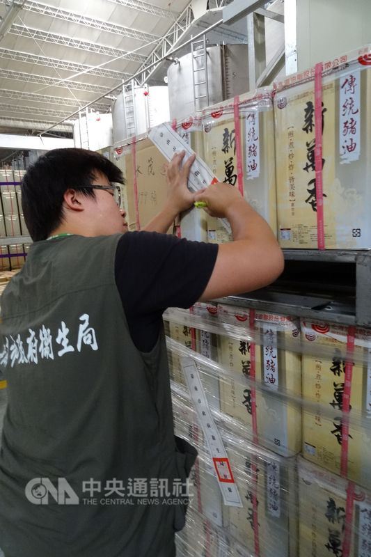 民國103年爆發北海油脂公司涉嫌將飼料用油混製成食用豬油案。(中央社檔案照片)