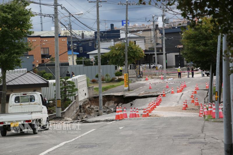 日本北海道6日凌晨觀測到最大震度7級強震,札幌市清田區土壤液化嚴重。(中央社檔案照片)