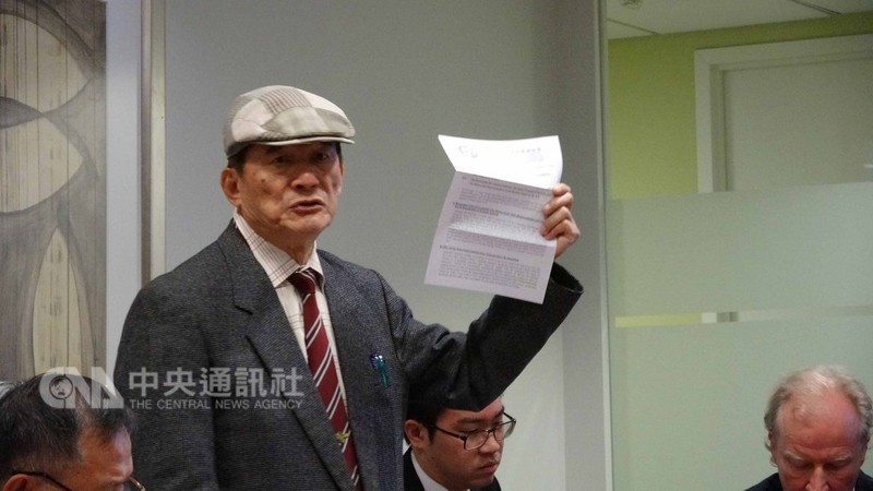 入聯宣達團團長蔡明憲展示寫給聯合國秘書長與包括中國在內的194個聯合國會員的公開信,希望推動台灣入聯。中央社記者江今葉華盛頓攝 107年9月12日