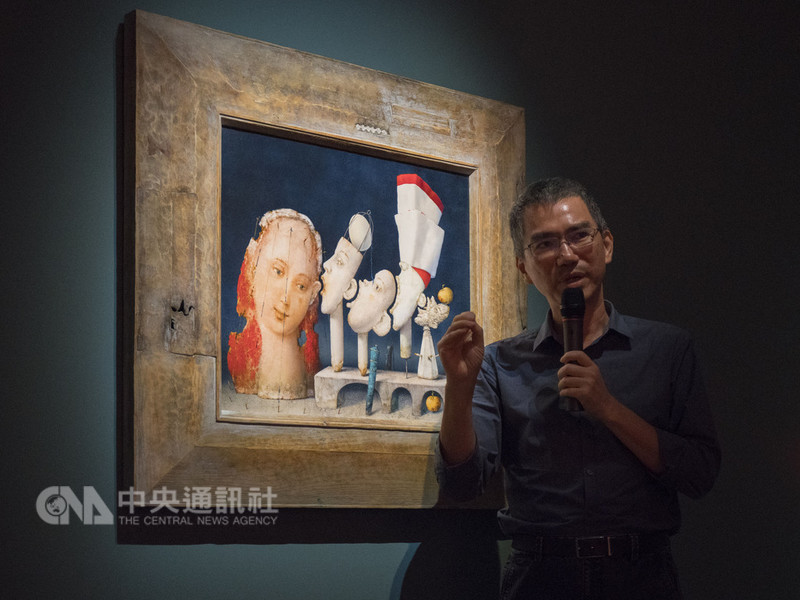 毓繡美術館即日起到12月30日推出「即興喜劇」展覽,捷克藝術家茲德涅克‧揚達(Zdenek Janda)利用蛋彩與油彩混合技法,透過細心編排與繪製,讓每幅畫作猶如一場即興喜劇。圖為毓繡美術館長李足新與揚達畫作。(毓繡美術館提供)中央社記者蕭博陽傳真 107年9月12日