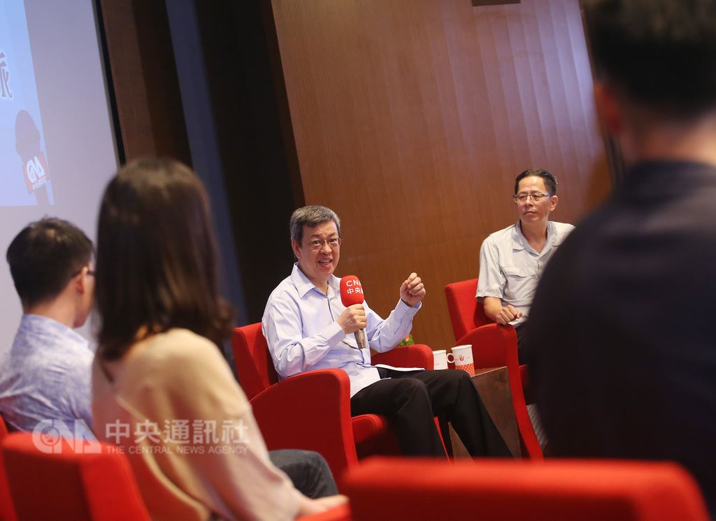 副總統陳建仁(右2)15日在台北出席「中央社-我是海外特派員分享會」,與實習特派員座談、分享海外實習經驗。中央社記者張新偉攝 107年9月15日
