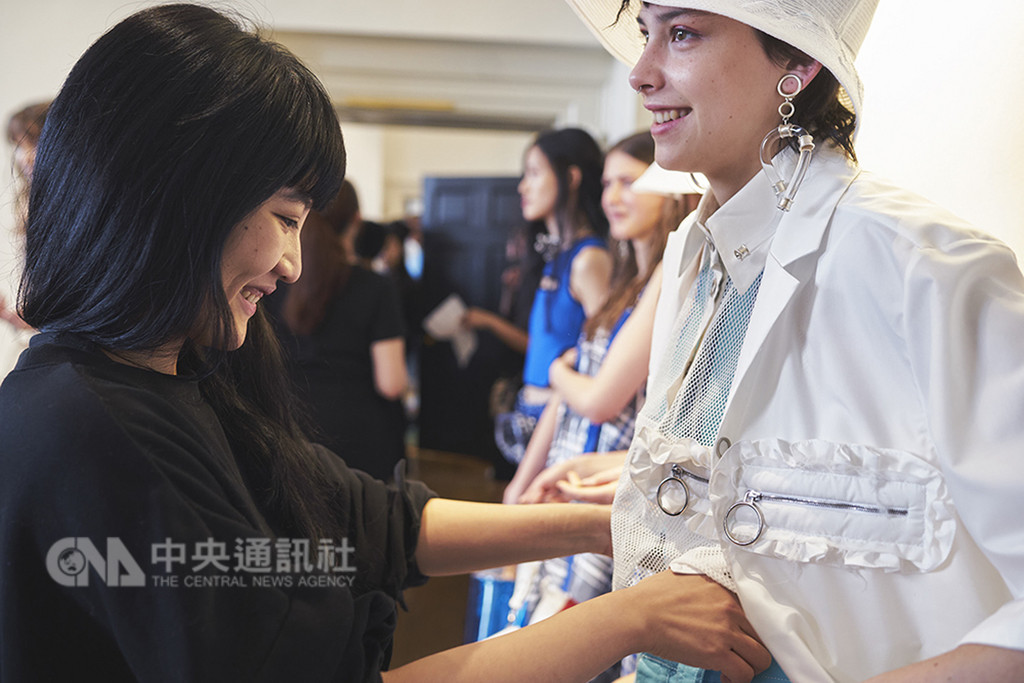 旅英台灣設計師黃薇14日發表品牌JAMIE WEI HUANG的2019春夏系列,成為史上第一個晉級倫敦時裝週大秀(Catwalk Show)的台灣設計師品牌。(黃薇提供)中央社記者戴雅真倫敦傳真 107年9月15日