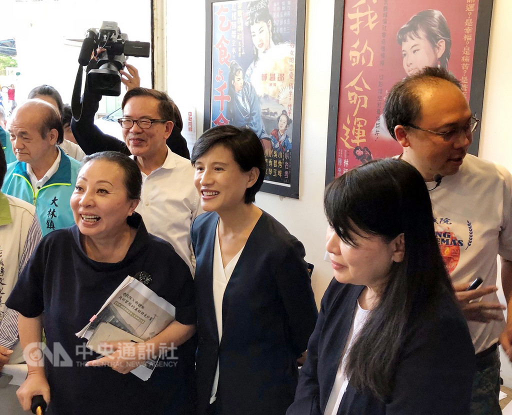 嘉義大林萬國戲院浴火重生,今年4月登錄為歷史建築。文化部長鄭麗君(右3)17日在嘉義縣長張花冠(前左)等人陪同下前往參訪。中央社記者黃國芳攝 107年9月17日