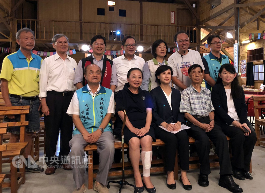 文化部長鄭麗君(前左3)17日在嘉義縣長張花冠(前左2)等人陪同下,前往參訪浴火重生後的大林萬國戲院,眾人並在戲院內合影留念。中央社記者黃國芳攝 107年9月17日