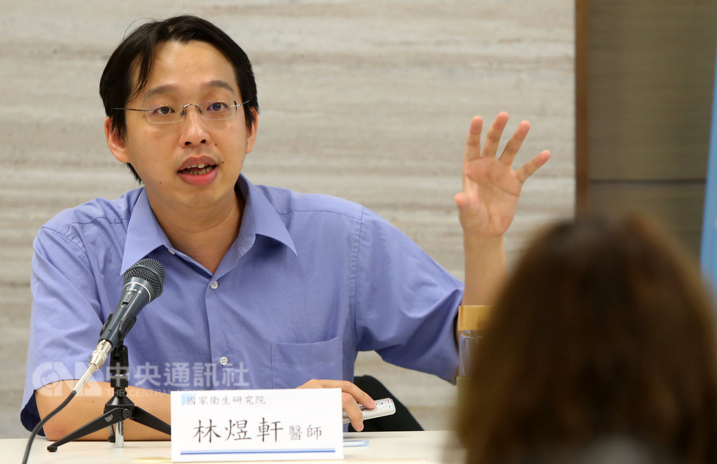 國家衛生研究院群體健康科學研究所助研究員級主治醫師林煜軒17日表示,經研究調查發現台灣有3.1%的青少年有網路遊戲成癮,但從醫界案例來看,問題常不在沉迷網遊本身,而是因現實生活層面問題讓青少年選擇逃避到遊戲世界。中央社記者鄭傑文攝 107年9月17日