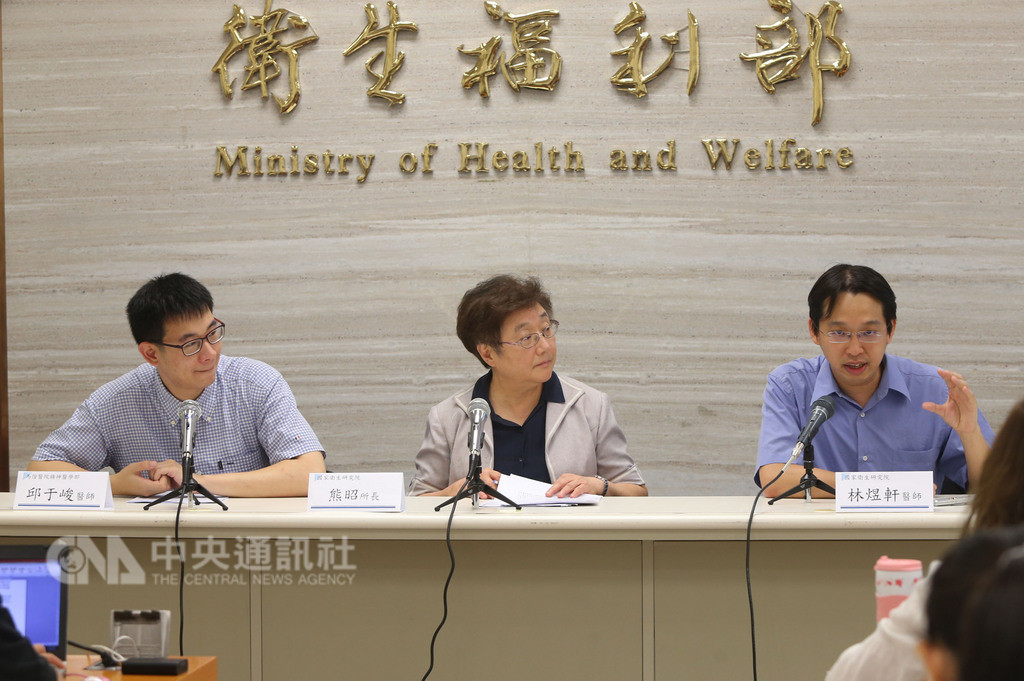 國家衛生研究院17日在衛生福利部舉行記者會,馬偕醫院精神醫學部醫師邱于峻(左起)、國衛院群體健康科學研究所所長熊昭、國衛院群體健康科學研究所助研究員級主治醫師林煜軒等人發表研究報告,調查發現台灣青少年網路遊戲成癮盛行率約3.1%,略高於西方國家。中央社記者鄭傑文攝 107年9月17日