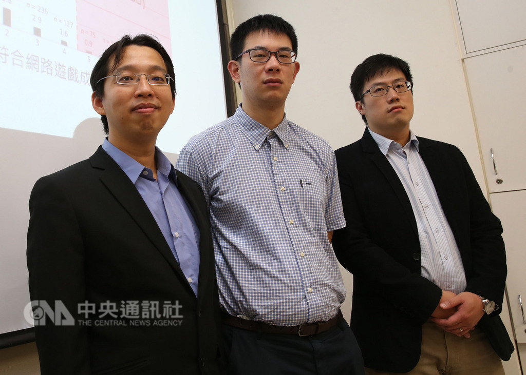 由國衛院助研究員級主治醫師林煜軒(左起)、馬偕醫院精神醫學部醫師邱于峻及臨床心理師潘元健組成的研究團隊,針對台灣青少年網路遊戲成癮現象進行調查研究,成果於8月時獲行為成癮研究領域權威期刊「行為成癮期刊(Journal of Behavioral Addictions)」接受。中央社記者鄭傑文攝 107年9月17日